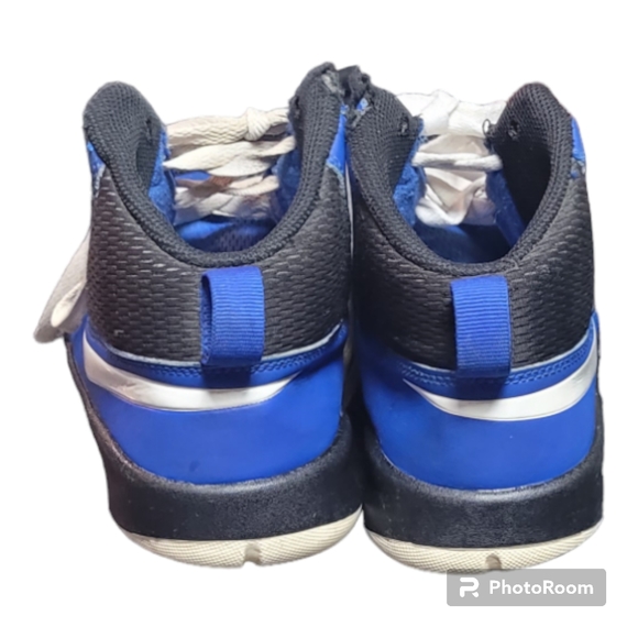 Boys Nike shoes - Picture 2 of 2